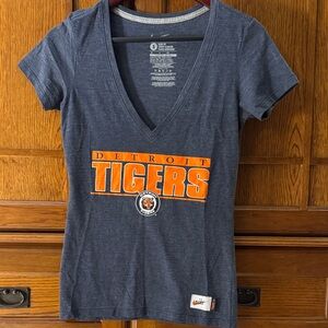 Nike MLB Detroit Tigers Deep V-Neck Slim Fit Graphic Tee Baseball Michigan